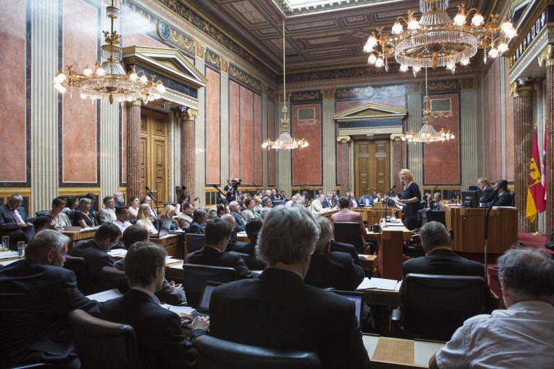 Blick in Richtung VeranstaltungsteilnehmerInnen mit Verkehrsministerin Doris Bures (S) bei ihrem Einleitungsreferat