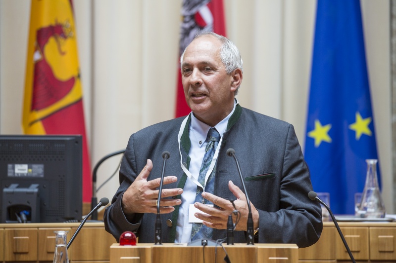Gründer Energy Globe Award Wolfgang Neumann bei seinem Einleitungsstatement