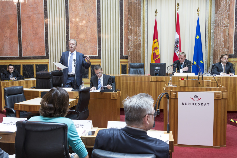 v.li.: Wirtschaftsminister Reinhold Mitterlehner (V) bei seinem Einleitungsreferat, Bundesratsvizepräsident Harald Himmer (V), Bundesratspräsident Michael Lampel (S) und Parlamentsbediensteter