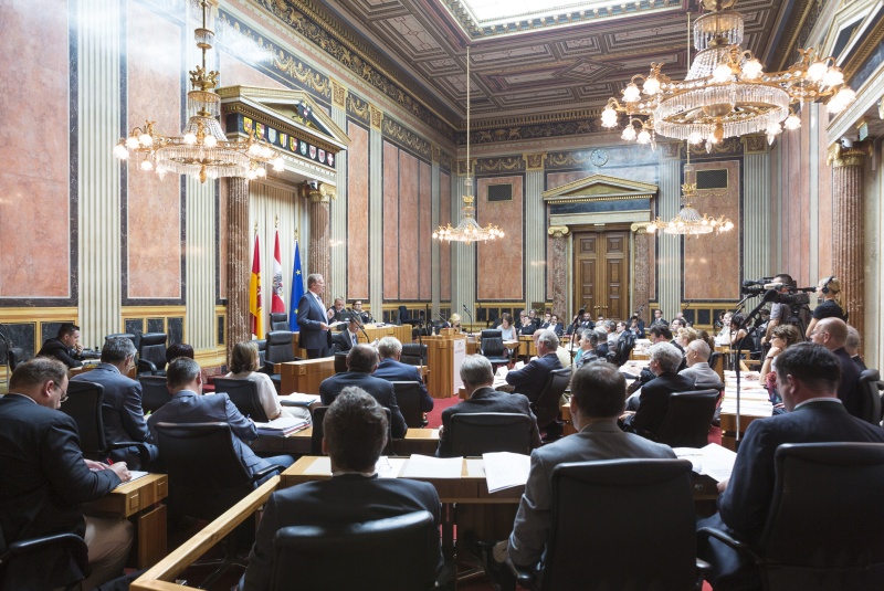 Blick in Richtung VeranstaltungsteilnehmerInnen mit Wirtschaftsminister Reinhold Mitterlehner (V) bei seinem Einleitungsreferat