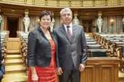 Chairwomen of the Austrian Delegation und Vizepräsidentin des Bundesrates Susanne Kurz mit dem Vertreter von Weißrussland