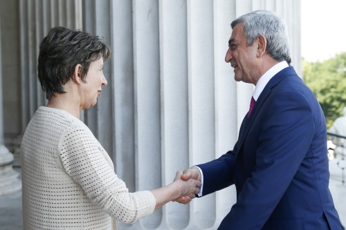 v.li.: Nationalratspräsidentin Barbara Prammer (S) begrüßt den Präsidenten der Republik Armenien Serzh A. Sargsyan