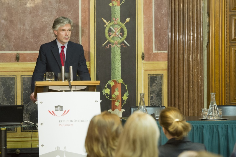 Begrüßung durch Parlamentsdirektor Harald Dossi