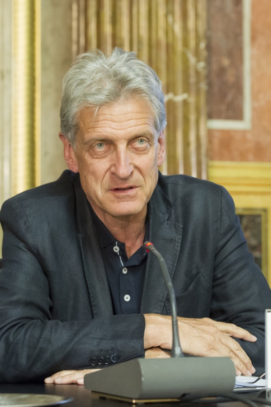 Nationalratsabgeordneter Josef Cap (S) bei der Podiumsdiskussion am Wort