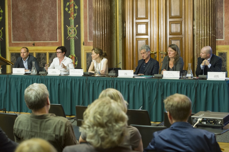 Podium v.li.: Klubobmann Matthias Strolz (N), Nationalratsabgeordnete Gabriele Tamandl (V), Moderatorin Romy Grasgruber-Kerl, Nationalratsabgeordneter Josef Cap (S), Nationalratsabgeordnete Daniela Musiol (G) und Bundesrat Gerald Zelina (OF)