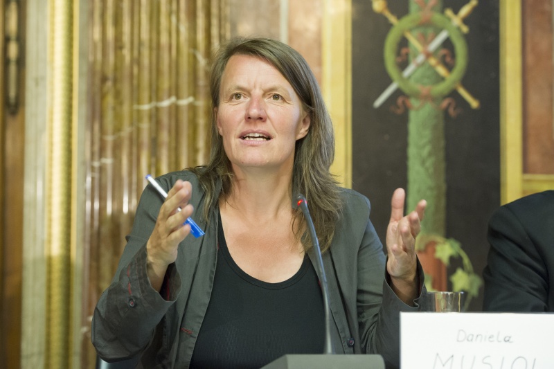Nationalratsabgeordnete Daniela Musiol (G) bei der Podiumsdiskussion am Wort
