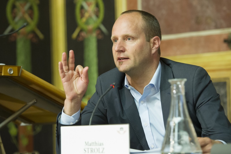Klubobmann Matthias Strolz (N) bei der Podiumsdiskussion am Wort
