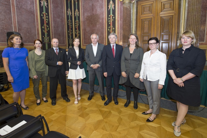 v.li.: NPO u. SE Kompetenzzentrum der Wirtschaftsuniversität Wien Ruth Simsa und Eva More-Hollerweger, Bundesrat Gerald Zelina (OF), Moderatorin Romy Grasgruber-Kerl, Interessenvertretung Gemeinnütziger Organisationen (IGO) Franz Neunteufl, Parlamentsdirektor Harald Dossi, die Nationalratsabgeordneten Daniela Musiol (G) und Gabriele Tamandl (V) sowie Bundesverband Deutscher Stiftungen Hedda Hoffmann-Steudner