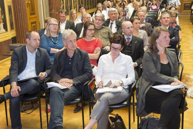 Blick Richtung VeranstaltungsteilnehmerInnen. Erste Reihe v.li. Klubobmann Matthias Strolz (N), Nationalratsabgeordneter Josef Cap (S), Nationalratsabgeordnete Gabriele Tamandl (V) und Nationalratsabgeordnete Daniela Musiol (G)