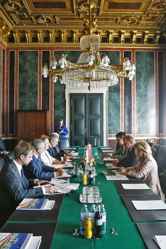 Aussprache. Linke Bildhälfte: Delegation des russischen parlamentarischen Europaklubs mit der Vorsitzenden Sinaida Dragunkina (3.v.li.). Rechte Bildhälfte: Österreichische Delegation mit Bundesratspräsident Michael Lampel (S) (2.v.re.)