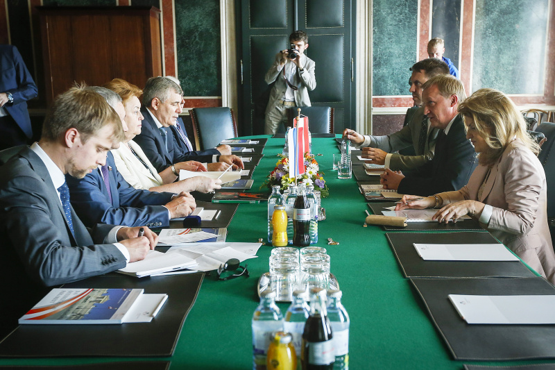 Aussprache. Linke Bildhälfte: Delegation des russischen parlamentarischen Europaklubs mit der Vorsitzenden Sinaida Dragunkina (3.v.li.). Rechte Bildhälfte: Österreichische Delegation mit Bundesratspräsident Michael Lampel (S) (2.v.re.)