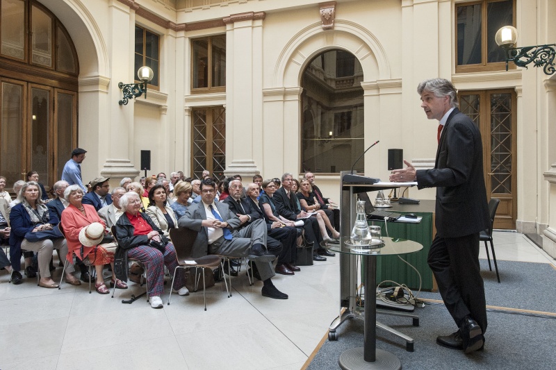 Blick Richtung VeranstaltungsteilnehmerInnen. Parlamentsdirektor Harald Dossi begrüßt die Gäste