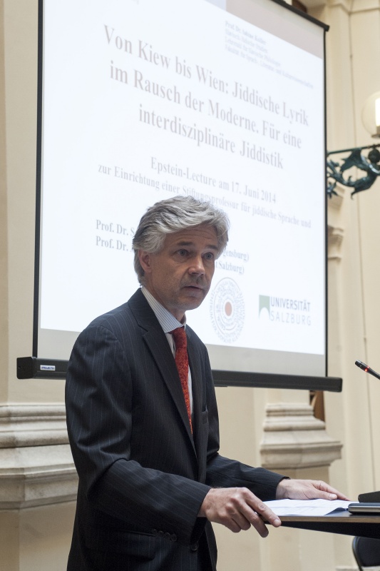 Parlamentsdirektor Harald Dossi begrüßt die Gäste