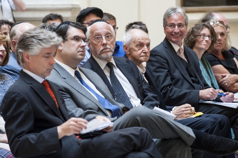 Blick Richtung VeranstaltungsteilnehmerInnen. v.li.: Parlamentsdirektor Harald Dossi, Präsident IKG Wien Oscar Deutsch, Raimund Fastenbauer, Essayist Gennadi E. Kagan, Universität Wien Gerhard Langer, Universität Regensburg Sabine Koller und zwei weitere VeranstaltungsteilnehmerInnen