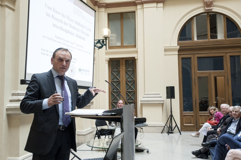 Oberkantor Shmuel Barzilai am Rednerpult