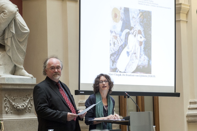 v.li.: Uni Salzburg Armin Eidherr und Uni Regensburg Sabine Koller am Rednerpult