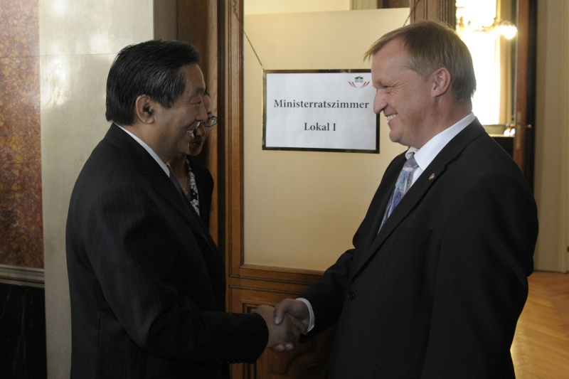 v.re.: Der Präsident des Bundesrates Michael Lampel (S) begüßt den Vizepräsidenten der politischen Konsultativkonferenz des chinesischen Volks Qi Xuchu