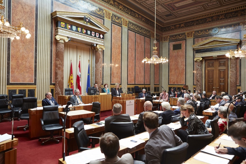 Blick in Richtung EnqueteteilnehmerInnen mit der Autorin des Buches: 'Zweite Kammern' Gisela Riescher am Rednerpult