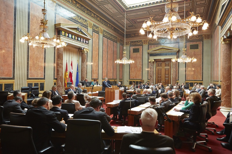 Blick Richtung EnqueteteilnehmerInnen mit Kulturminister Josef Ostermayer (S) am Rednerpult
