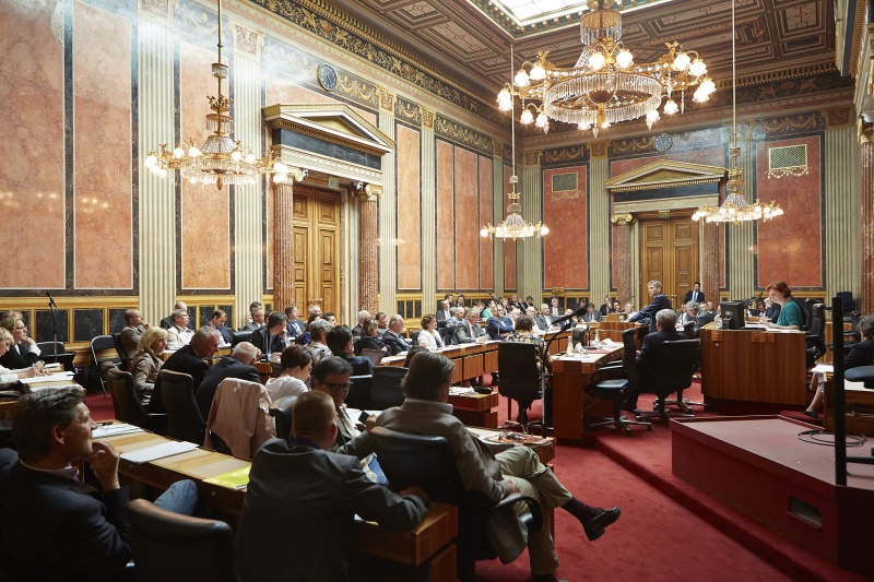 Blick Richtung EnqueteteilnehmerInnen mit Kulturminister Josef Ostermayer (S) am Rednerpult