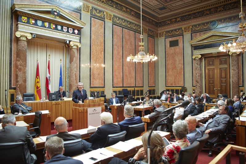 Blick in Richtung EnqueteteilnehmerInnen mit dem Präsidenten des Burgenländischen Landtages Gerhard Steier am Rednerpult