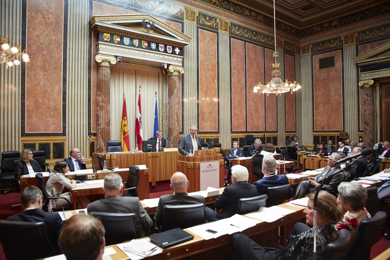 Blick in Richtung EnqueteteilnehmerInnen mit dem Präsidenten des Oberösterreichischen Landtages Viktor Sigl am Rednerpult