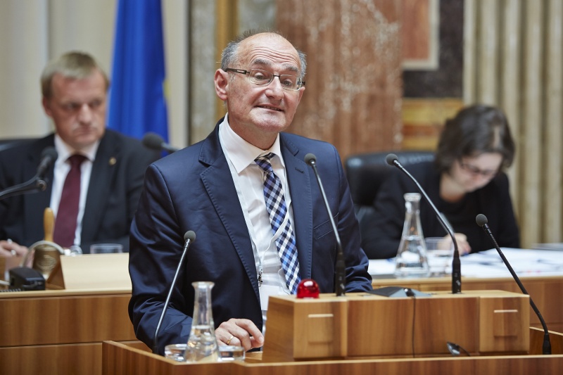 Institut für Föderalismus Peter Bußjäger am Rednerpult