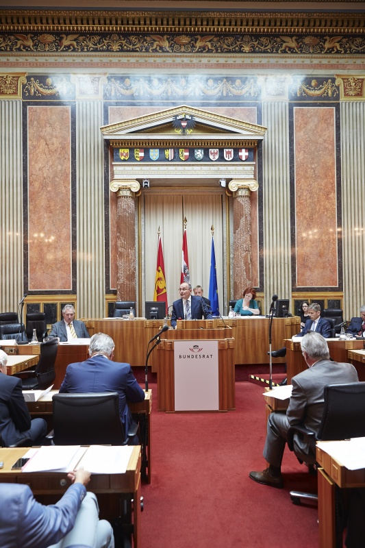 Institut für Föderalismus Peter Bußjäger am Rednerpult