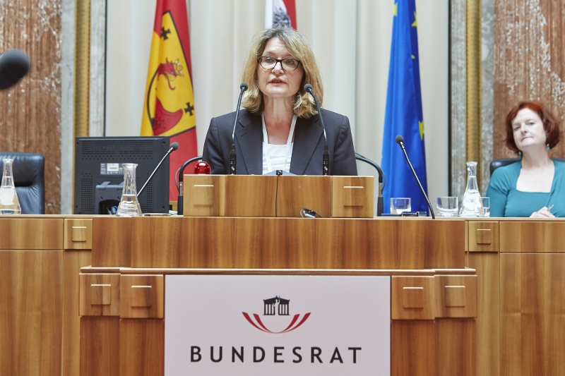 Die Autorin des Buches: 'Zweite Kammern' Gisela Riescher am Rednerpult