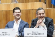 Am Podium v.li.: Die Nationalratsabgeordneten Philipp Schrangl (F) und Rouven Ertlschweiger (T)