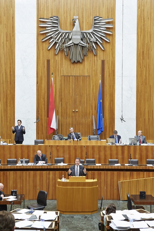 Nationalratsabgeordneter Nikolaus Berlakovich (V) am Rednerpult. Im Hintergrund auf der Regierungsbank Justizminister Wolfgang Brandstetter (V). Am Präsidium Dritter Nationalratspräsdient Norbert Hofer (F)