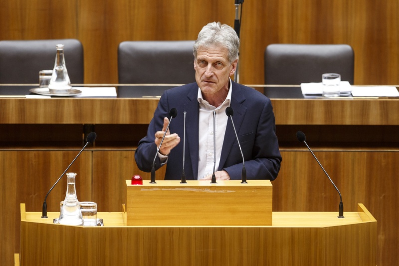 Nationalratsabgeordneter Josef Cap (S) am Rednerpult