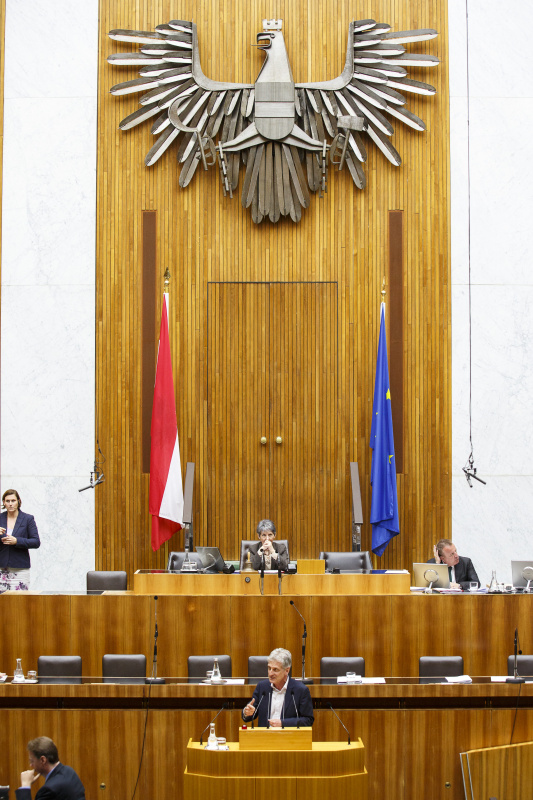 Nationalratsabgeordneter Josef Cap (S) am Rednerpult. Am Präsidium Nationalratspräsidentin Barbara Prammer (S).
