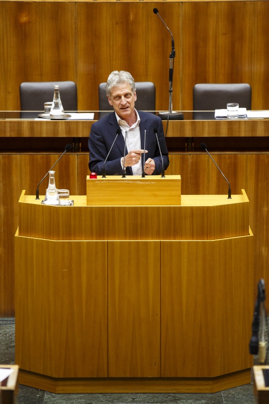 Nationalratsabgeordneter Josef Cap (S) am Rednerpult