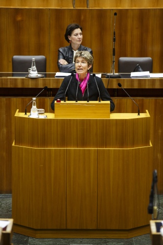 Nationalratsabgeordnete Martina Diesner-Wais (V) am Rednerpult. Im Hintergrund auf der Regierungsbank Unterrichtsministerin Gabriele Heinisch-Hosek (S)