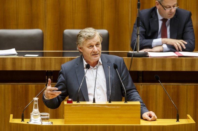 Nationalratsabgeordneter Franz Leonhard Essl (V) am Rednerpult. Im Hintergrund auf der Regierungsbank Landwirtschaftsminister Andrä Rupprechter (V).