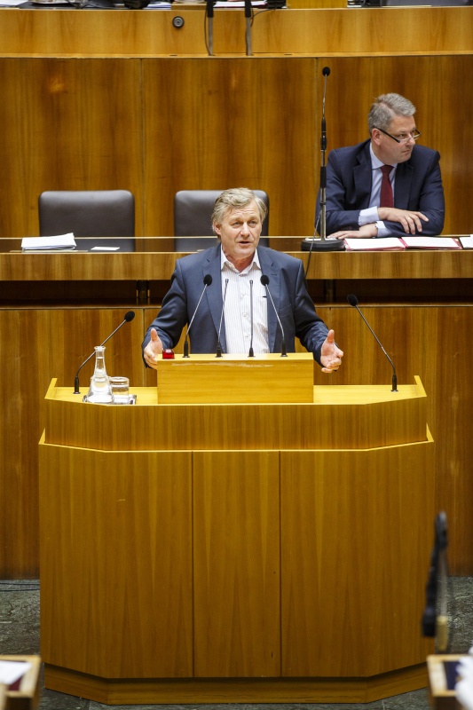 Nationalratsabgeordneter Franz Leonhard Essl (V) am Rednerpult. Im Hintergrund auf der Regierungsbank Landwirtschaftsminister Andrä Rupprechter (V).