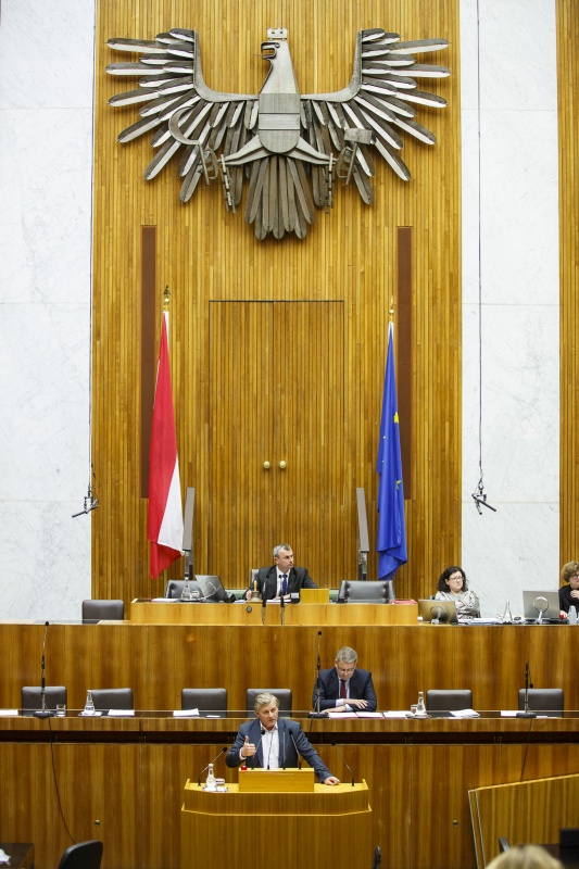 Nationalratsabgeordneter Franz Leonhard Essl (V) am Rednerpult. Im Hintergrund auf der Regierungsbank Landwirtschaftsminister Andrä Rupprechter (V). Am Präsidium Dritter Nationalratspräsident Norbert Hofer (F)