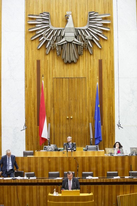 Nationalratsabgeordneter Johann Singer (V) am Rednerpult. Im Hintergrund auf der Regierungsbank Rechnungshofpräsident Josef Moser. Am Präsidium Zweiter Nationalratspräsident Karlheinz Kopf (V)