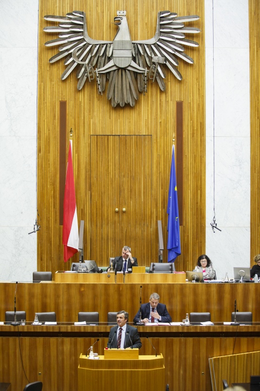Nationalratsabgeordneter Leopold Steinbichler (T) am Rednerpult. Im Hintergrund auf der Regierungsbank Landwirtschaftsminister Andrä Rupprechter (V). Am Präsidium Dritter Nationalratspräsident Norbert Hofer (F)