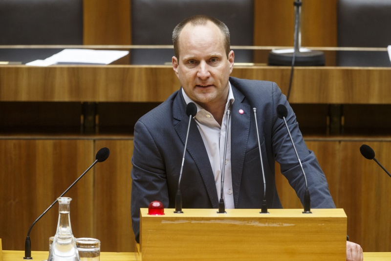 Nationalratsabgeordneter Matthias Strolz (N) am Rednerpult