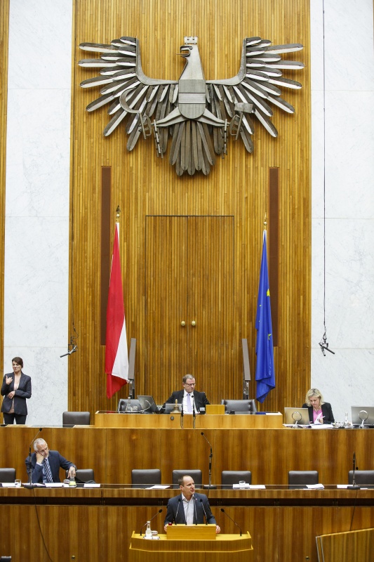 Nationalratsabgeordneter Matthias Strolz (N) am Rednerpult. Im Hintergrund auf der Regierungsbank Rechnungshofpräsident Josef Moser. Am Präsidium Zweiter Nationalratspräsident Karlheinz Kopf (V)