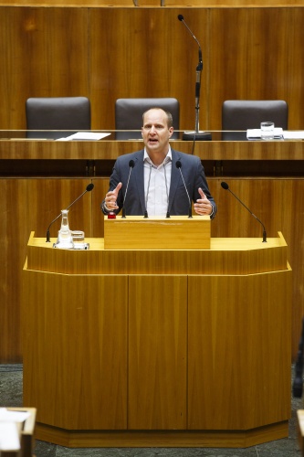 Nationalratsabgeordneter Matthias Strolz (N) am Rednerpult