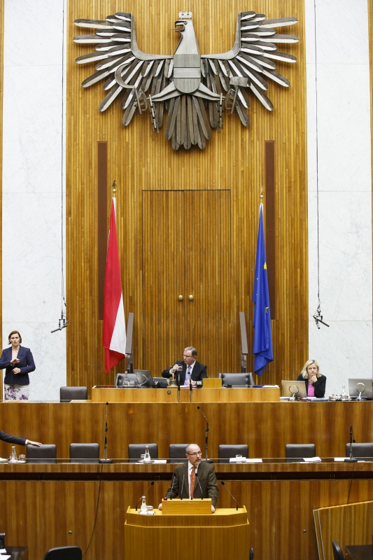 Nationalratsabgeordneter Christoph Vavrik (N) am Rednerpult. Am Präsidium Zweiter Nationalratspräsident Karlheinz Kopf (V).