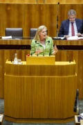 Nationalratsabgeordnete Ulrike Weigerstorfer (T) am Rednerpult. Im Hintergrund auf der Regierungsbank Landwirtschaftsminister Andrä Rupprechter (V)