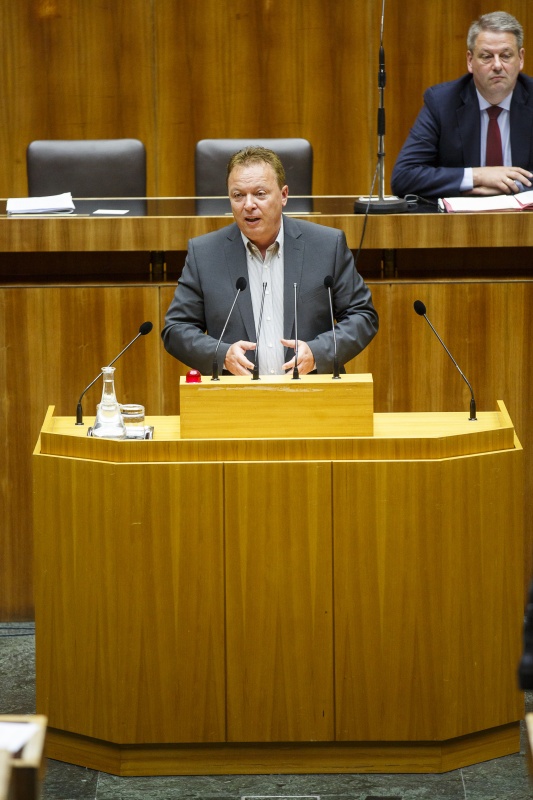 Nationalratsabgeordneter Hannes Weninger (S) am Rednerpult. Im Hintergrund auf der Regierungsbank Landwirtschaftsminister Andrä Rupprechter (V)