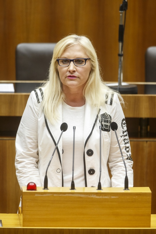 Nationalratsabgeordnete Angelika Winzig (V) am Rednerpult