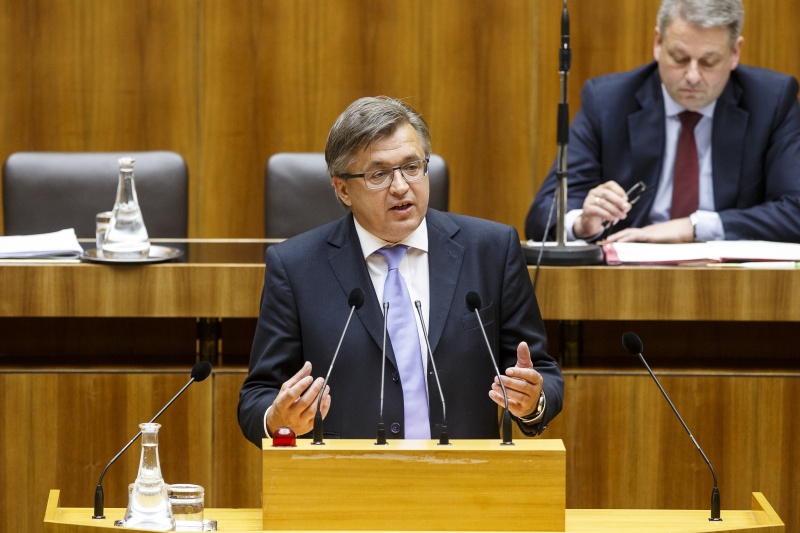 Nationalratsabgeordneter Fritz Grillitsch (V) am Rednerpult. Im Hintergrund auf der Regierungsbank Landwirtschaftsminister Andrä Rupprechter (V)