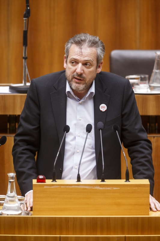 Nationalratsabgeordneter Werner Groiss (V) am Rednerpult