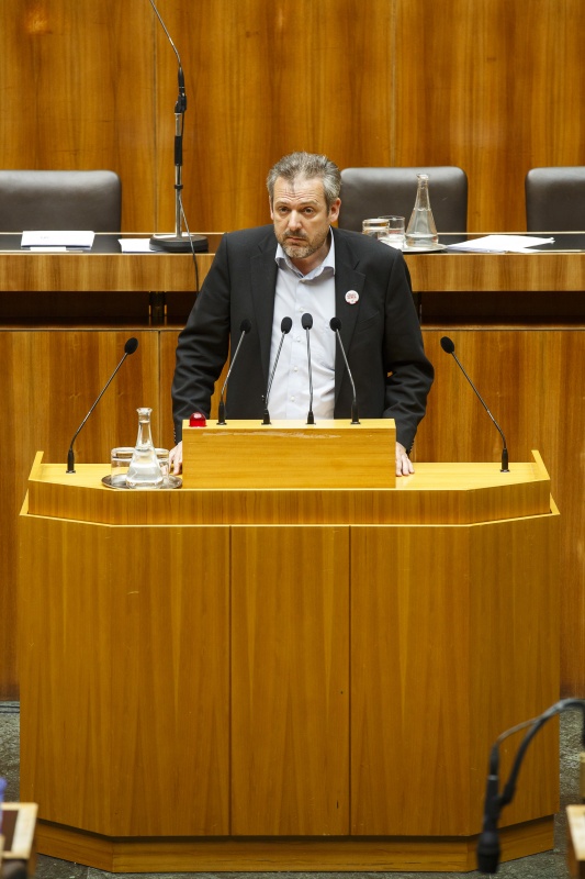 Nationalratsabgeordneter Werner Groiss (V) am Rednerpult